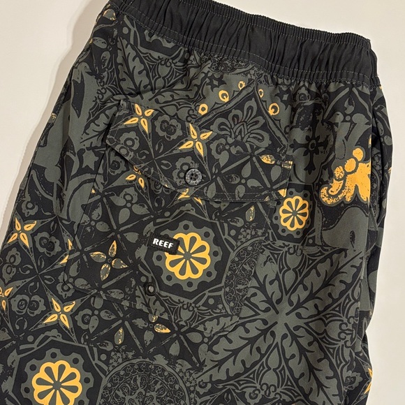 Reef Black and Yellow Patterned Swim Trunks - XXL - Picture 3 of 3